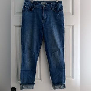 NWOT size 28 cropped stretch jeans. Super cute!